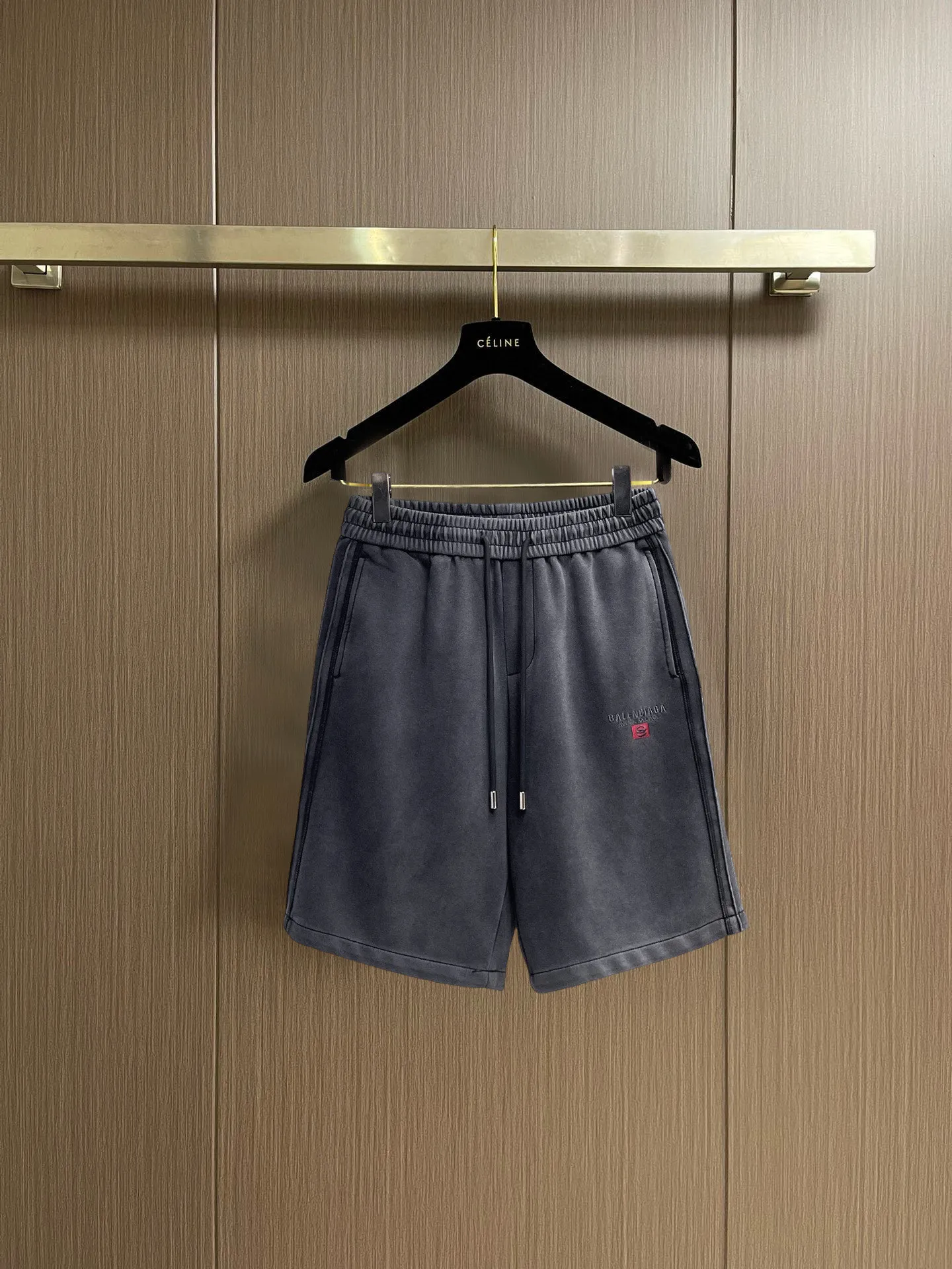 Balenciaga's three-standard complete 2026 summer New Arrival men's casual shorts, advanced custom-made Breathable fabric, Breathable fabric, extremely stretchy and comfortable, impeccable details, top-grade accessories, original logo design concept, delicate and soft feel! The upper body fit is awesome! Size: M-XXXL Please state your height and weight when ordering